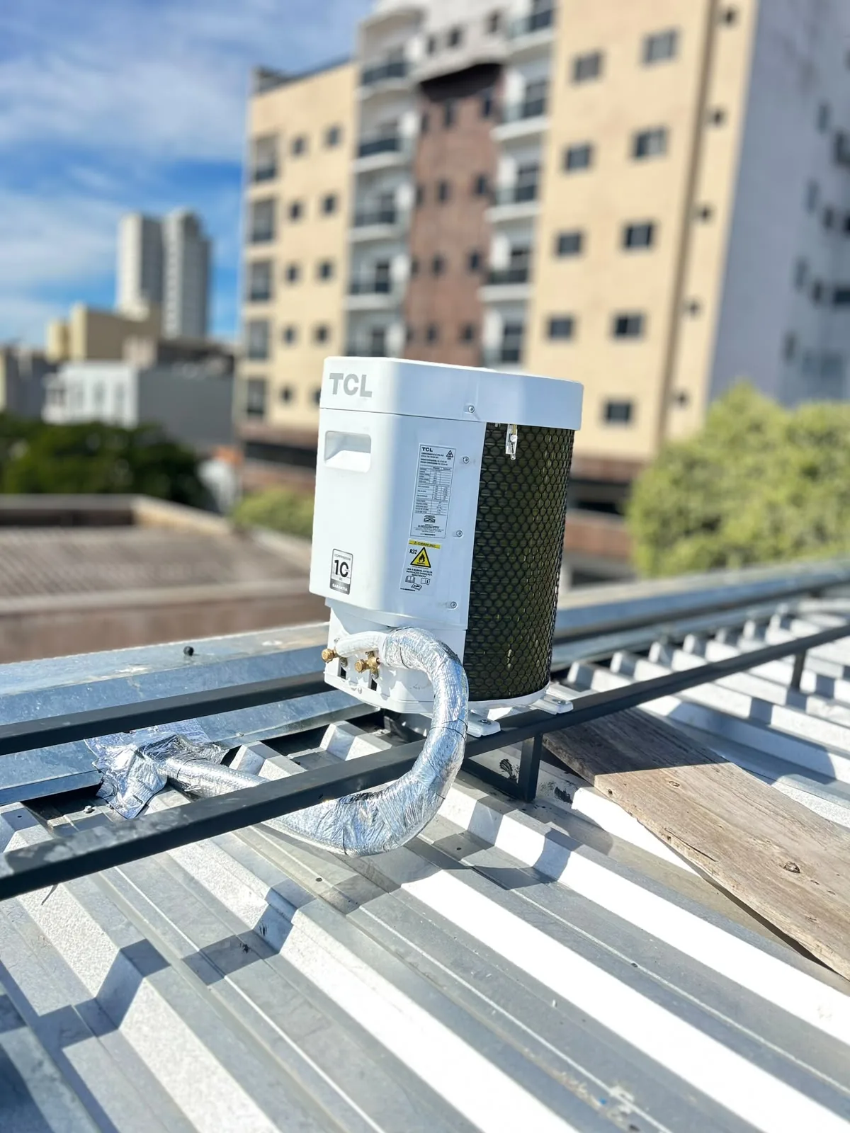 Condensadora TCL instalada em telhado com tubulação isolada em Belo Horizonte