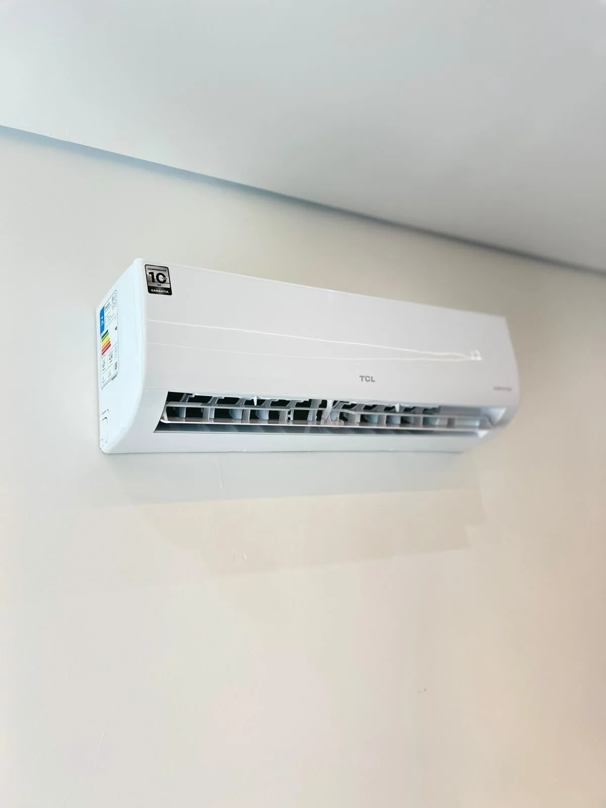 Instalação de ar-condicionado split TCL em parede residencial em Belo Horizonte